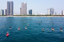 Hoạt động thể thao biển, chèo sup tại bãi biển du lịch Đà Nẵng