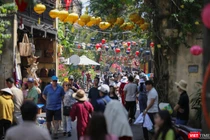 Mùng 4 Tết, du khách vẫn ùn ùn đổ về Hội An