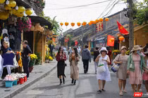 Du khách tham quan phố cổ Hội An (Quảng Nam)