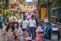 Khách du lịch đến phố cổ Hội An trong dịp Tết Nguyên đán Giáp Thìn 2024 tăng mạnh
