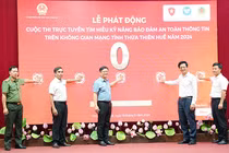 Cục trưởng Cục An toàn thông tin, Bộ TT&TT Lê Văn Tuấn và Phó Chủ tịch Thường trực UBND tỉnh Thừa Thiên Huế Nguyễn Thanh Bình, cùng các đại biểu bấm nút khởi động cuộc thi.