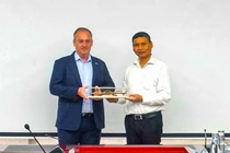 Ông Hồ Kỳ Minh (bìa phải) - Phó Chủ tịch Thường trực UBND TP Đà Nẵng và ông Jeffrey Goss, Phó Hiệu trưởng Trường Đại học Arizona (Mỹ) (ảnh Khánh Nhi/danang.gov.vn)