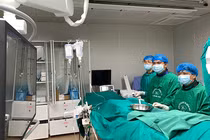 Ê kíp bác sĩ Bệnh viện Đa khoa Trung ương Quảng Nam đang điều trị cho bệnh nhân