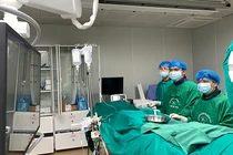 Ê kíp bác sĩ Bệnh viện Đa khoa Trung ương Quảng Nam đang điều trị cho bệnh nhân