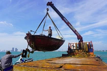 Người dân Đà Nẵng di dời tàu thuyền công suất lớn lên bờ tránh bão Trà Mi