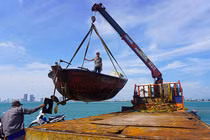 Người dân Đà Nẵng di dời tàu thuyền công suất lớn lên bờ tránh bão Trà Mi