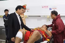 Ông Lê Trung Chinh - Chủ tịch UBND TP Đà Nẵng - thăm hỏi, động viên các nạn nhân đang điều trị tại bệnh viện