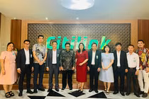 Bà Nguyễn Thị Anh Thi (áo đỏ), Phó Chủ tịch UBND TP Đà Nẵng, cùng đoàn công tác đã làm việc với các hãng hàng không Garuda Indonesia và Citilink Indonesia để xúc tiến đường bay trực tiếp đến Đà Nẵng.