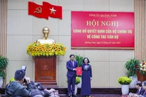 Bà Trương Thị Mai - Ủy viên Bộ Chính trị, Thường trực Ban Bí thư, Trưởng Ban Tổ chức Trung ương - trao quyết định phân công ông Lương Nguyễn Minh Triết giữ chức Bí thư Tỉnh ủy Quảng Nam nhiệm kỳ 2020-2025.