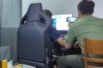 Lực lượng công an bắt quả tang các đối tượng đang thực hiện hành vi phát tán mã độc, cướp tài khoản mạng xã hội để sử dụng vào hoạt động vi phạm pháp luật, thu lợi bất chính. (ảnh cơ quan Công an cung cấp)