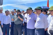 Thủ tướng Phạm Minh Chính thị sát và chỉ đạo thi công tại công trường dự án bến cảng Liên Chiểu và đường ven biển nối cảng Liên Chiểu.