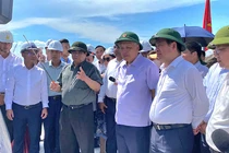 Thủ tướng Phạm Minh Chính thị sát và chỉ đạo thi công tại công trường dự án bến cảng Liên Chiểu và đường ven biển nối cảng Liên Chiểu.