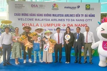 Những hành khách đầu tiên được lãnh đạo ngành du lịch Đà Nẵng chào đón