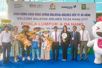 Những hành khách đầu tiên được lãnh đạo ngành du lịch Đà Nẵng chào đón