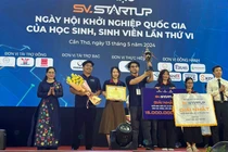 Nhóm sinh viên giành Giải Nhất SV-Starup 2024 với sản phẩm Mực thực vật Botanical Inks. (ảnh VNUK)