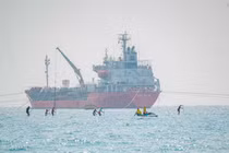 Cần đảm bảo an toàn cho người dân, du khách khi tham gia chèo SUP trên bãi biển Mân Thái, quận Sơn Trà, TP Đà Nẵng