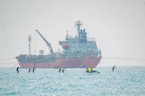 Cần đảm bảo an toàn cho người dân, du khách khi tham gia chèo SUP trên bãi biển Mân Thái, quận Sơn Trà, TP Đà Nẵng