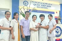 Gia đình bệnh nhân ở Hà Nam tri ân BS Đào Hoa và kíp mổ khi sản phụ bị vỡ tử cung ở tuần thai 26, các bác sĩ đã khâu bảo tồn tử cung và nuôi thai đến tuần thứ 38 (năm 2022)