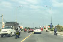 Cầu Hoà Xuân là tuyến giao thông huyết mạch nối phường Hoà Xuân với các phường trung tâm nên luôn trong tình trạng ùn tắc vào giờ cao điểm.