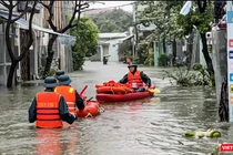 Lực lượng quân đội chèo thuyền ứng cứu người dân tại tuyến Trưng Nữ Vương (TP Đà Nẵng) bị ngập sâu trong nước.