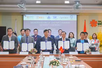 Quang cảnh lễ ký kết hợp tác đào tạo nhân lực CNTT, công nghiệp bán dẫn giữa Viện Khoa học và Công nghệ sáng tạo Gyeongsan, ĐH Quốc gia Jeju, ĐH Daegu Catholic (Hàn Quốc), CLB doanh nhân phần mềm Đà Nẵng và ĐH Đông Á.