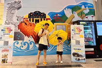 Du khách Hàn Quốc thích thú với chiếc dù có logo, hình ảnh du lịch Đà Nẵng