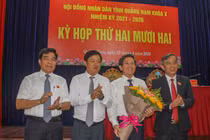 Ông Trần Nam Hưng (thứ hai từ phải sang) chức vụ Phó chủ tịch UBND tỉnh Quảng Nam.