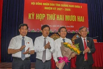 Ông Trần Nam Hưng (thứ hai từ phải sang) chức vụ Phó chủ tịch UBND tỉnh Quảng Nam.