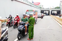 Lực lượng công an điều phối giao thông qua hầm chui Điện Biên Phủ (Đà Nẵng) sau vụ việc tài xế "rải đá" trong hầm (ảnh Phú Nam)
