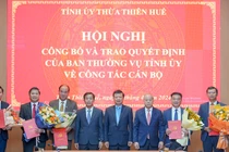 Bí thư Tỉnh ủy Thừa Thiên Huế Lê Trường Lưu (thứ tư từ phải qua) và Chủ tịch UBND tỉnh Thừa Thiên Huế Nguyễn Văn Phương (thứ tư từ trái qua) trao quyết định cho các cán bộ được luân chuyển