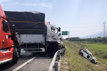 Hiện trường vụ tai nạn trên cao tốc Cam Lộ - La Sơn (Ảnh PL)