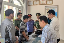 Cơ quan An ninh Điều tra Công an tỉnh Quảng Nam tống đạt quyết định bắt tạm giam đối với các đối tượng.
