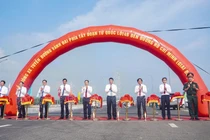 Lãnh đạo TP Đà Nẵng cắt băng khánh thành đường vành đai phía Tây TP Đà Nẵng.