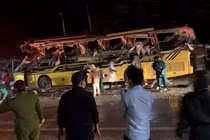 Chiếc xe khách biến dạng sau vụ va chạm (ảnh congly.vn)