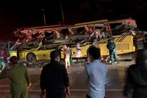 Chiếc xe khách biến dạng sau vụ va chạm (ảnh congly.vn)