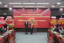 ông Lê Trung Chinh - Chủ tịch UBND TP Đà Nẵng trao quyết định thành lập DSAC và bổ nhiệm Giám đốc DSAC cho ông Lê Hoàng Phúc.