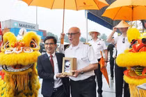 Lãnh đạo Sở Du lịch TP Đà Nẵng tặng quà lưu niệm cho thuyền trưởng tàu du lịch "xông đất" Đà Nẵng đầu năm 2024