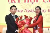 Bà Bùi Thị Quỳnh Vân, Bí thư Tỉnh ủy, Chủ tịch HĐND tỉnh Quảng Ngãi tặng hoa cho ông Nguyễn Hoàng Giang, tân Chủ tịch UBND tỉnh Quảng Ngãi. (Ảnh Đức Hoàng)