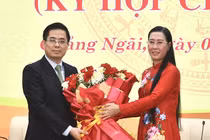 Bà Bùi Thị Quỳnh Vân, Bí thư Tỉnh ủy, Chủ tịch HĐND tỉnh Quảng Ngãi tặng hoa cho ông Nguyễn Hoàng Giang, tân Chủ tịch UBND tỉnh Quảng Ngãi. (Ảnh Đức Hoàng)