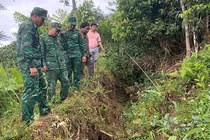 Vết sụt trượt tại tại thôn H'juh (xã Ch'ơm, huyện Tây Giang, tỉnh Quảng Nam)