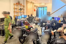 Lực lượng công an kiểm tra hiện trường vụ án (ảnh CACC)