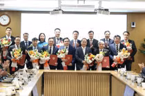 Bộ trưởng Nguyễn Mạnh Hùng đã trao quyết định, tặng hoa và gửi lời chúc mừng đến các cán bộ được nhận quyết định.