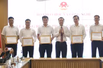 Thứ trưởng Phạm Đức Long trao kỷ niệm chương cho 5 doanh nghiệp có sản phẩm, giải pháp được công bố.