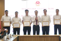 Thứ trưởng Phạm Đức Long trao kỷ niệm chương cho 5 doanh nghiệp có sản phẩm, giải pháp được công bố.