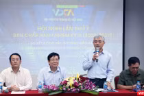 Chủ tịch Nguyễn Minh Hồng (đứng), Phó Chủ tịch kiêm Tổng Thư ký Vũ Kiêm Văn (trái), Phó Chủ tịch Hồ Quang Lợi (thứ hai, trái sang) và Phó Chủ tịch Lê Đức Sảo chủ trì Hội nghị.