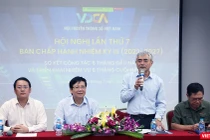 Chủ tịch Nguyễn Minh Hồng (đứng), Phó Chủ tịch kiêm Tổng Thư ký Vũ Kiêm Văn (trái), Phó Chủ tịch Hồ Quang Lợi (thứ hai, trái sang) và Phó Chủ tịch Lê Đức Sảo chủ trì Hội nghị.