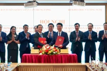 Trưởng Ban Tuyên giáo và Dân vận Trung ương Nguyễn Trọng Nghĩa chứng kiến Phó Trưởng Ban Tuyên giáo và Dân vận Trung ương Huỳnh Thành Đạt và Bộ trưởng Bộ Khoa học và Công nghệ Nguyễn Mạnh Hùng ký kết phối hợp công tác.