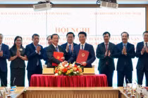 Trưởng Ban Tuyên giáo và Dân vận Trung ương Nguyễn Trọng Nghĩa chứng kiến Phó Trưởng Ban Tuyên giáo và Dân vận Trung ương Huỳnh Thành Đạt và Bộ trưởng Bộ Khoa học và Công nghệ Nguyễn Mạnh Hùng ký kết phối hợp công tác.