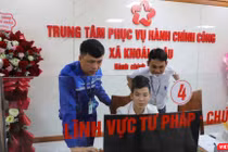 Cán bộ của VNPT hỗ trợ kỹ thuật tại một trung tâm hành chính công của xã Khoái Châu.