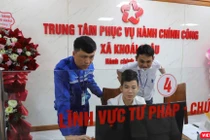 Cán bộ của VNPT hỗ trợ kỹ thuật tại một trung tâm hành chính công của xã Khoái Châu.